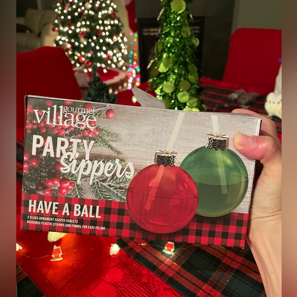 Set of 2 Red and Green Christmas Ornament shaped drinking glasses 🎄